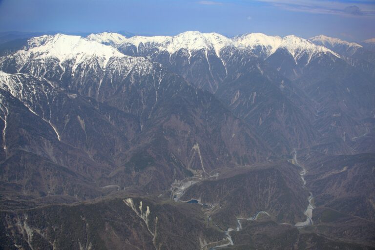 20100500椹島南東上空から聖・赤石・荒川三山 768x512
