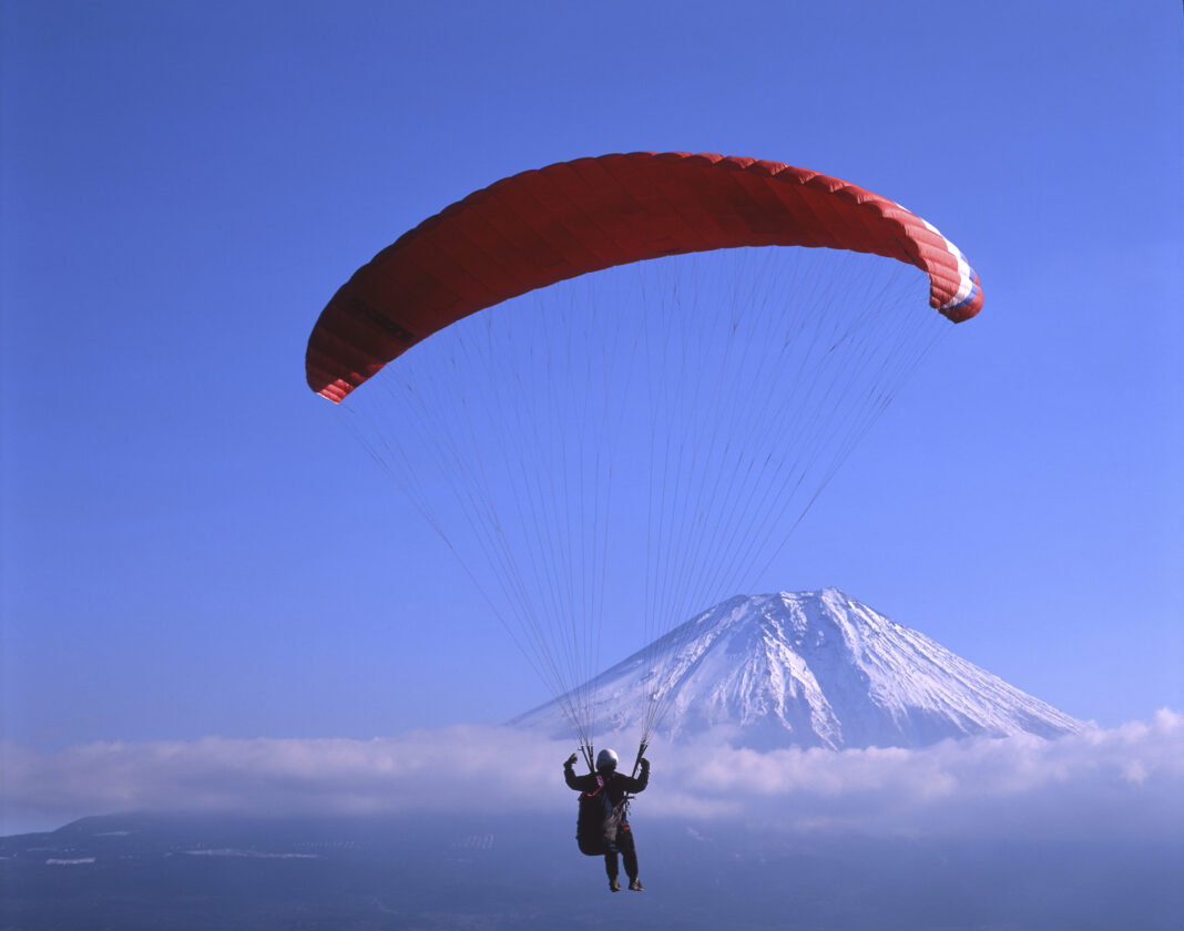 富士山とパラグライダー