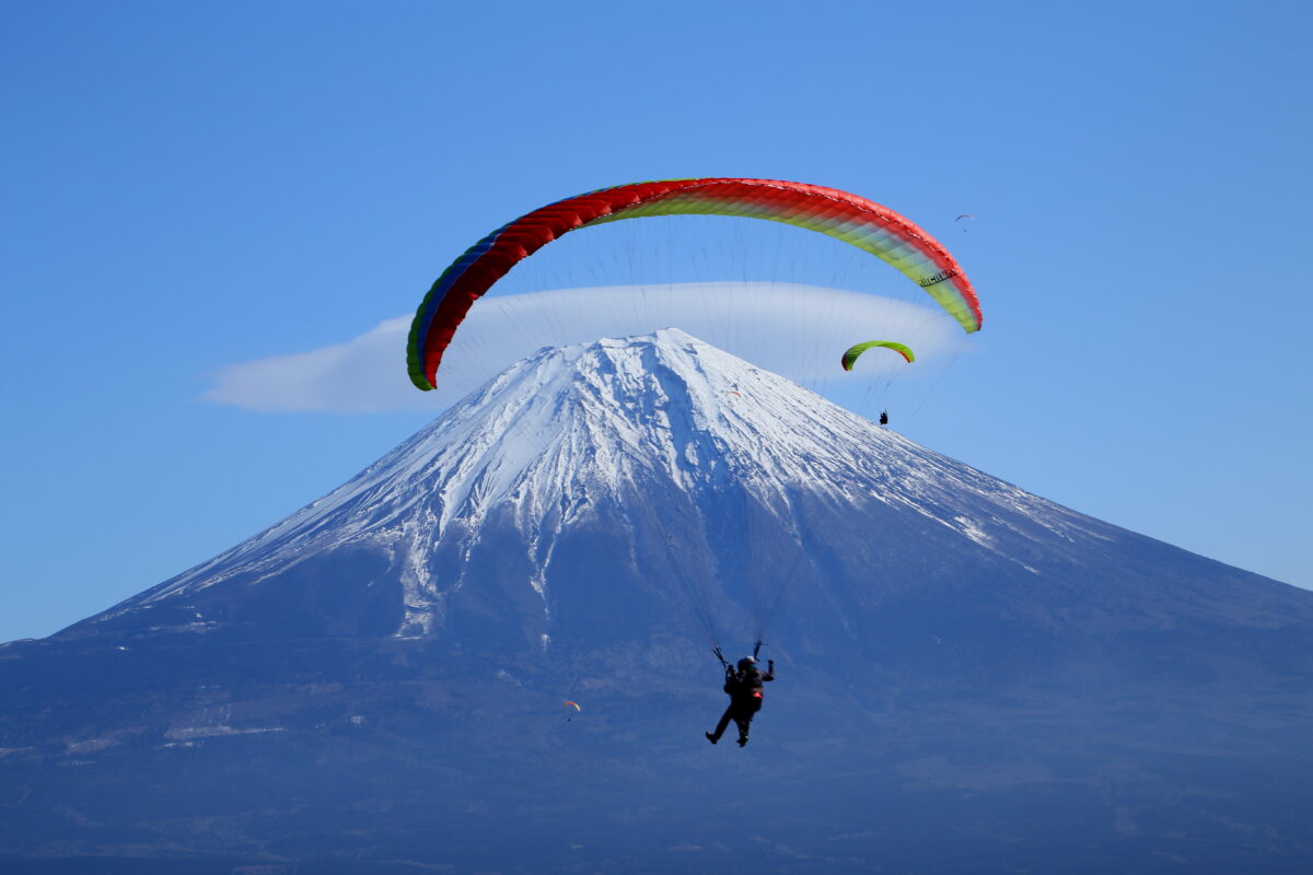 Paragliding in front of Mt Fuji