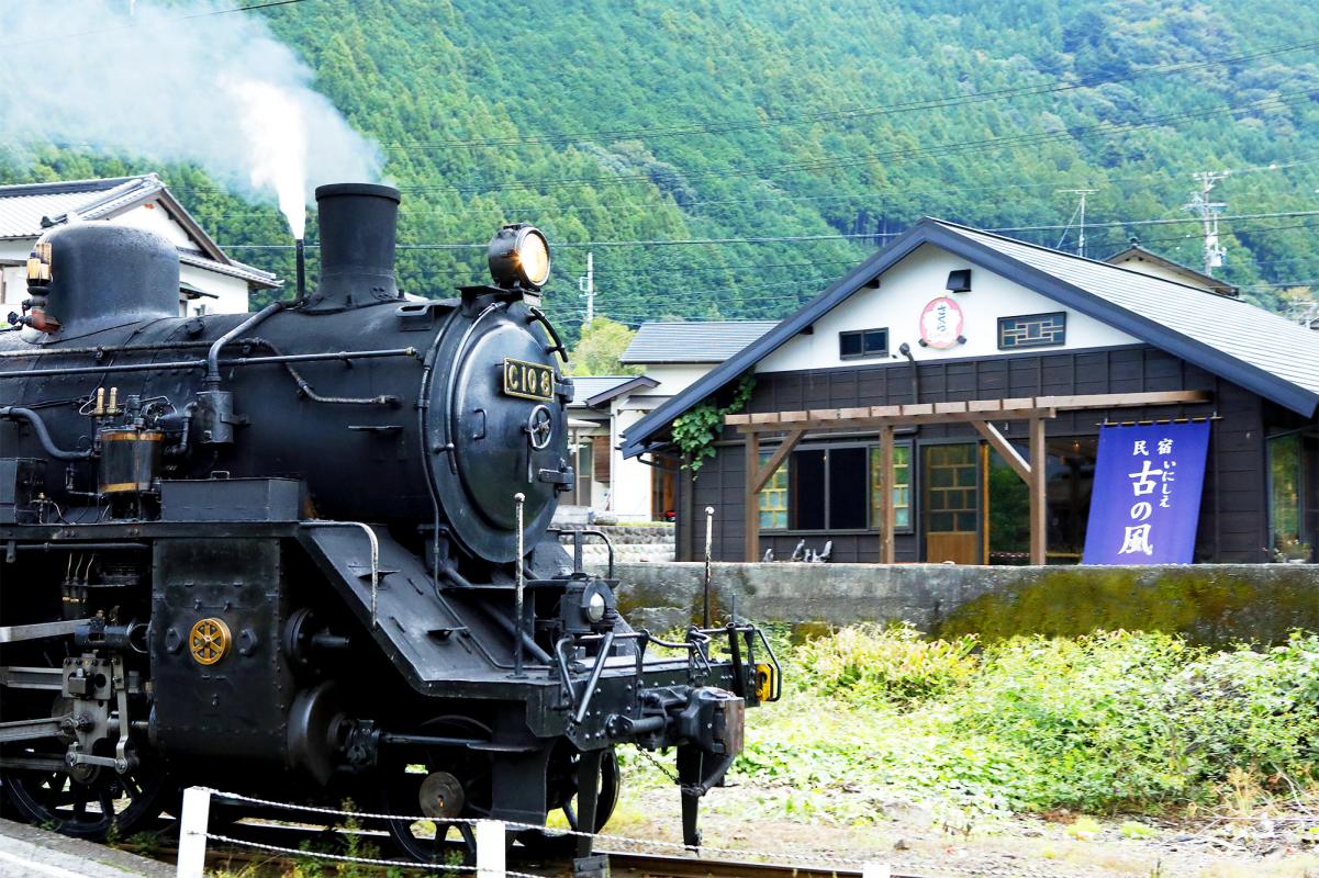 Waving to SL passengers from the window is one of the delights of the stay.