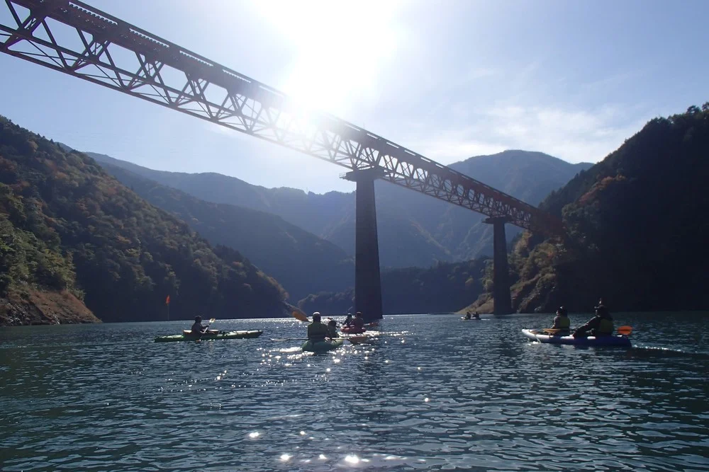 The spacious and quiet lake surface reflects the four seasons.