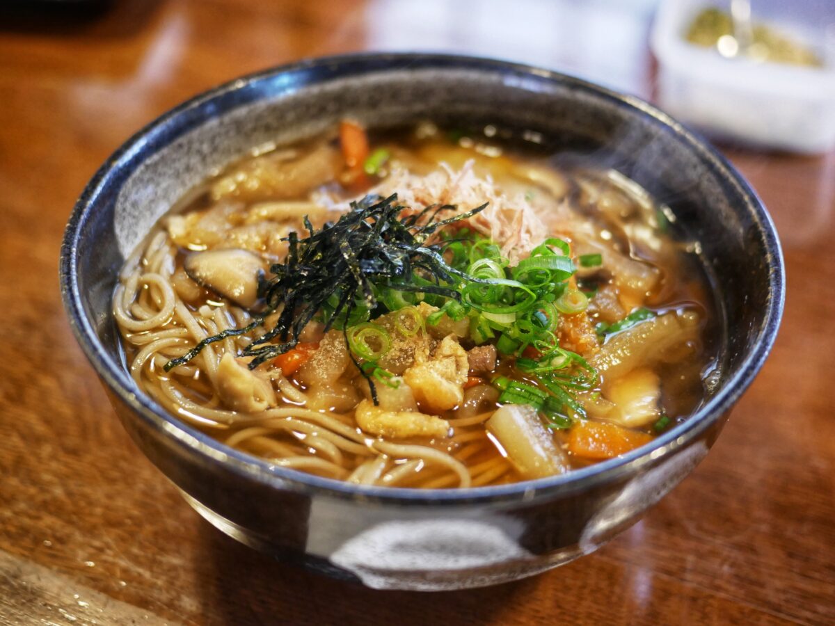 有很多配料的蘿蔔蕎麥麵。熱騰騰地上桌