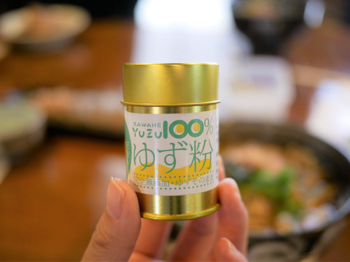 Many yuzu products are available, such as yuzu powder, yuzu ponzu, yuzu juice, and yuzu miso.