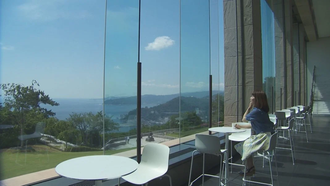 Enjoy a cup of coffee while looking out over the sea