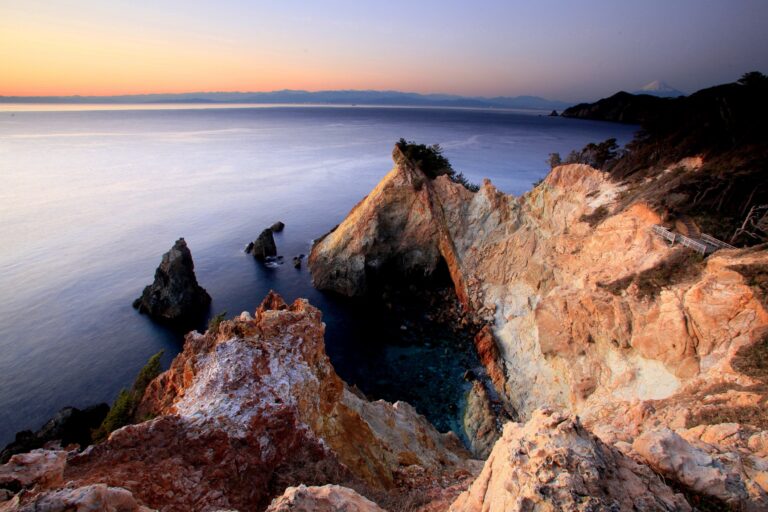 Koganezaki, a spectacular spot for enjoying the sunset with its golden rock surfaces and reddish hues of Suruga Bay