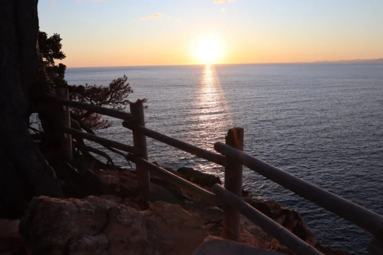 黄金崎绝景夕阳最佳观赏点！散发出金色光芒的岩石表面和染成红色的骏河湾